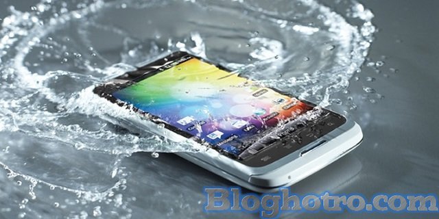 dien thoai bi roi xuong nuoc khong len man hinh