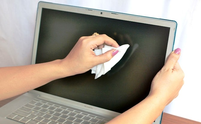 cách xử lý màn hình máy tính bị ẩm, dính nước